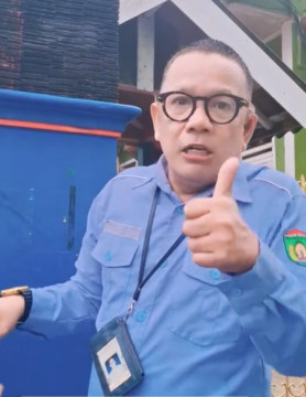 Roni Ardiansyah telah dipecat dari Kepala Sekolah SMPN 1 Prabumulih, Sumatera Selatan. (TikTok